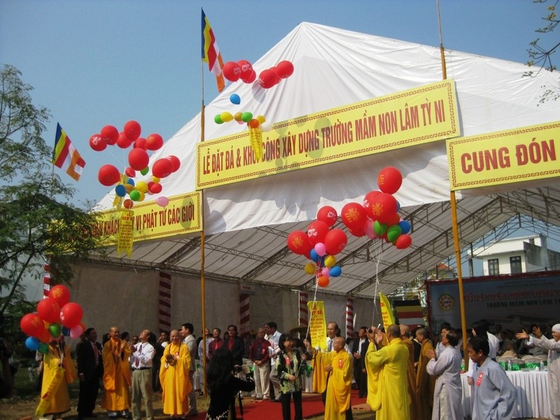 Tha bong bong uoc mong hoa binh sau le dat da khoi cong xay dung truong mam non Lam Ty Ni.JPG