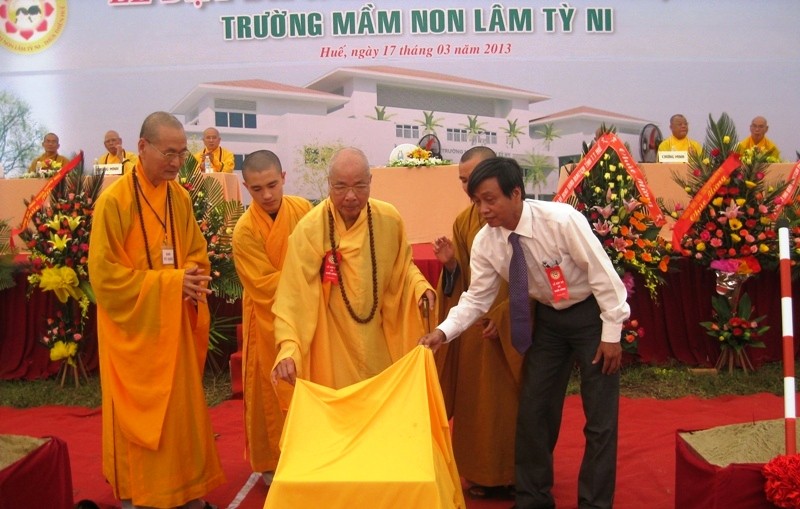 hoa thuong Thich Duc Phuong chung minh le dat da.JPG