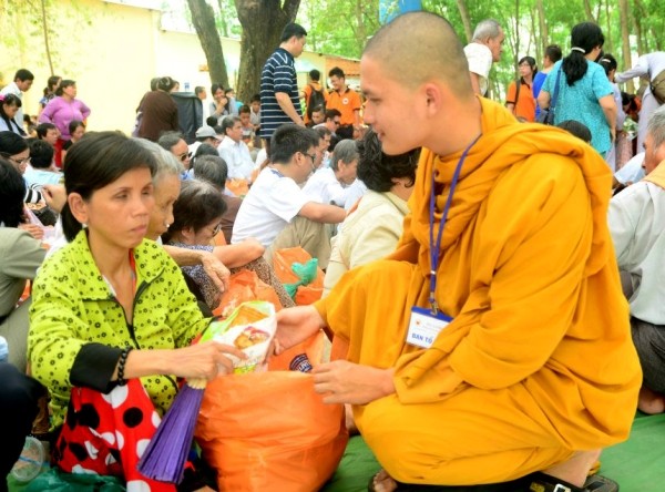 Tặng 300 phần quà cho người khiếm thị ảnh 1 532028_360797907364238_1029407820_n.jpg