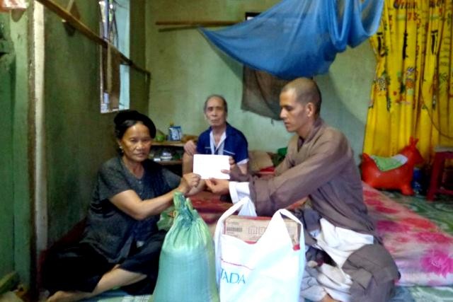 CLB từ thiện Hỷ Lạc tặng quà cho người nghèo ảnh 2 9539_372980102815980_2025787275_n.jpg