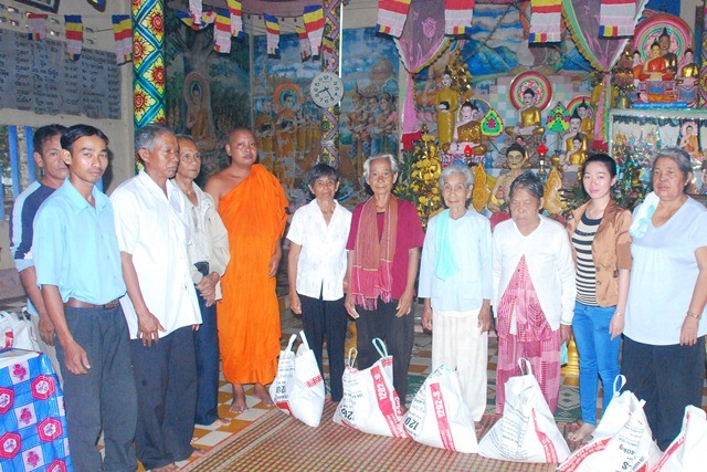 -_i =_c Th_ch Sal c·ng =_i di_n chfnh quy_n =_a ph²)ng Ph²_ng 7 (TP. S=c Trpng) pha8t qua¦ cho ba¦ con nghe¦o (1).JPG