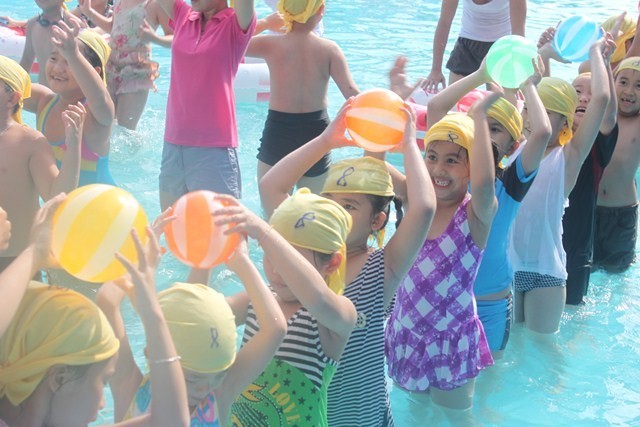 Be choi tro choi chuyen bong .JPG