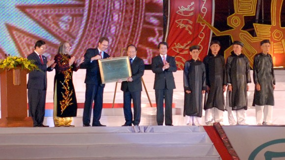 Đại diện UNESCO trao chứng nhận “Tín ngưỡng thờ cúng Hùng Vương ở Phú Thọ”là Di sản văn hóa phi vật thể đại diện của nhân loại trao tin nguong.jpg