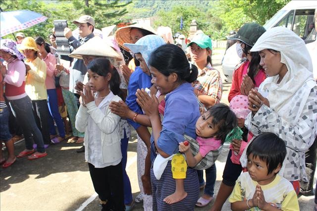 Phật giáo huyện A Lưới tặng quà từ thiện ảnh 2 IMG_0082.jpg