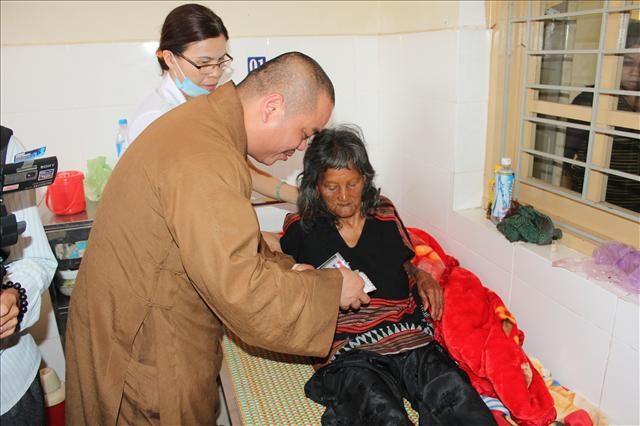 Phật giáo huyện A Lưới tặng quà từ thiện ảnh 3 IMG_0190.jpg