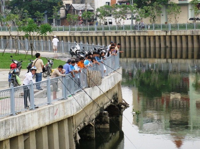 Nghiệp “Câu cá” ảnh 1 cau-ca-o-kenh-nhieu-loc.jpg