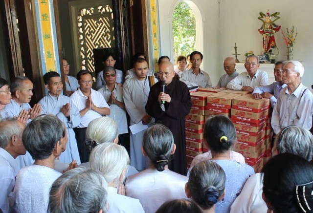 Chùa Thiên Minh tặng quà Phật đản ảnh 1 ThienMinh.jpg