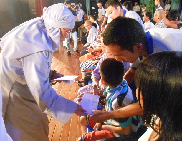 Thêm hai hoạt động từ thiện mừng Phật đản ảnh 3 phohien2.jpg