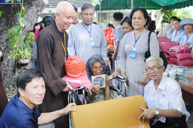 Chùa Hoằng Pháp khám bệnh, tặng quà ảnh 1 57.jpg