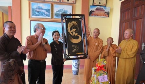 ban tri su tinh tang qua.jpg