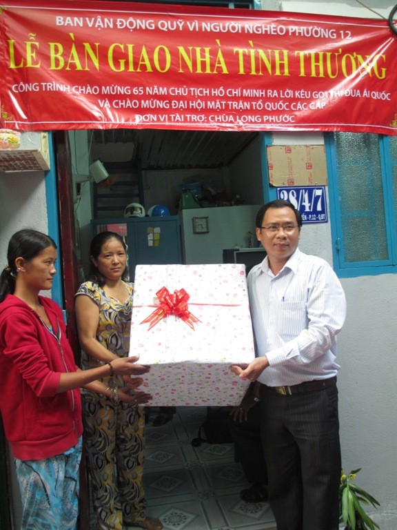 Chùa Long Phước chung tay xây nhà tình thương ảnh 2 t_ng qua t_ ubmttq ph²_ng 12 ong -_ H_u H·ng.jpg
