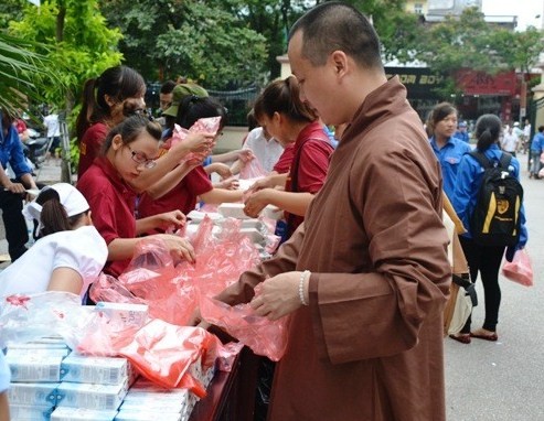 Phật giáo "tiếp sức" cơm cho thí sinh ảnh 3 chua hung khanh.jpg