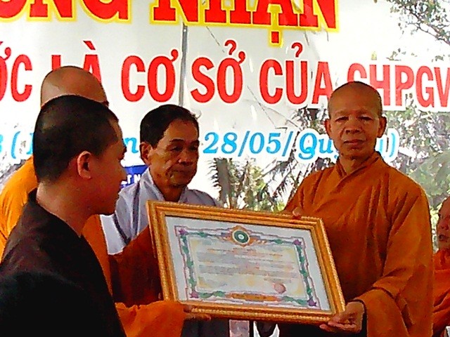 Công nhận chùa Vĩnh Phước là cơ sở của GHPGVN ảnh 2 trao giay chung nhan.jpg