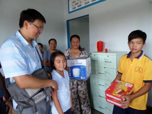 Tặng 2 nhà tình thương cho hộ nghèo ảnh 1 123455_sam_0396.jpg