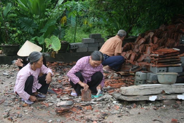 Các cụ trong làng ra giúp chùa đẽo, gọt nhưng viên ngói để cất nóc 2.JPG