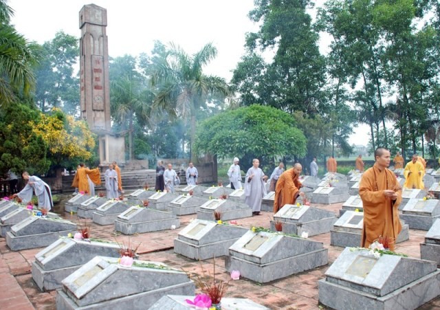 PG tỉnh Phú Thọ tưởng niệm anh hùng liệt sĩ ảnh 5 chu tang ni thap huong tai nghia trang xa Song Lo (Copy).jpg
