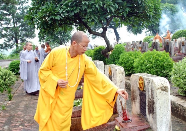 PG tỉnh Phú Thọ tưởng niệm anh hùng liệt sĩ ảnh 4 dai duc Thich Minh Nghiem truong BTS GHPGVN thap huong (Copy).jpg