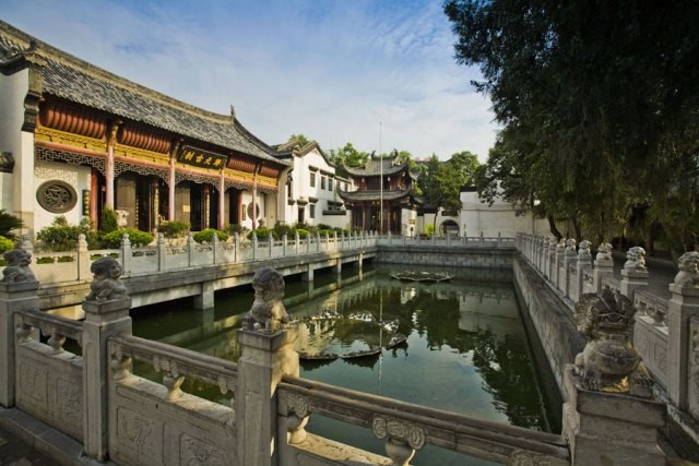 Chùa Quy Nguyên ở Vũ Hán ảnh 3 Ao ph=ng sinh.jpg