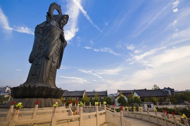 Chùa Quy Nguyên ở Vũ Hán ảnh 1 T²_ng B_ tßt Qußn Th_ -m hai m_t.jpg