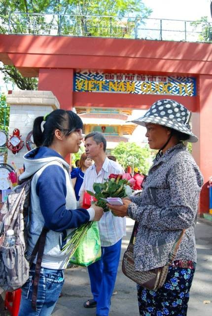 Hội Cội Nguồn tổ chức "Vu lan xuống phố" ảnh 5 Hoi Coi nguon14.jpg