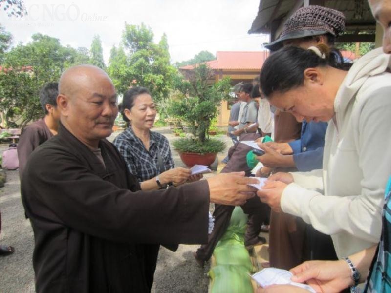 Tặng 100 phần quà cho người nghèo ảnh 1 Image00001.jpg