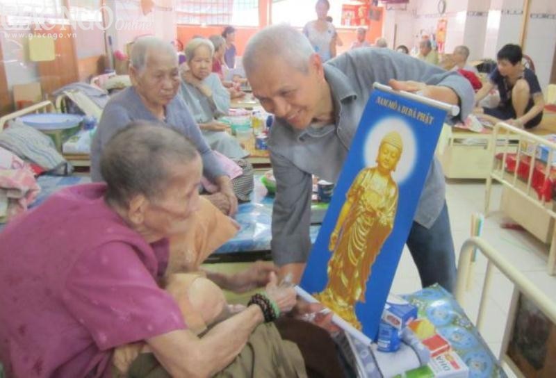 Tặng quà cho người già neo đơn ảnh 1 HH.jpg
