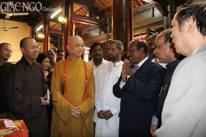 Phó Chủ tịch AIPSO (Ấn Độ) thăm chùa Trấn Quốc ảnh 1 Tran quoc 1.jpg