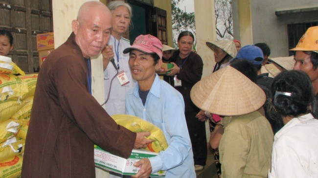 Chùa Hoằng Pháp cứu trợ tại Quảng Bình ảnh 2 20.jpg