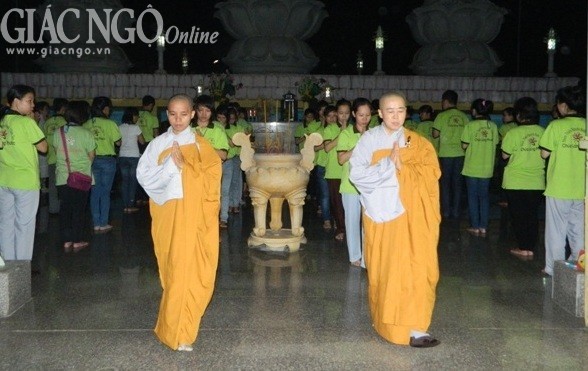 Nhóm Bước Chân Sen hành trì “Tam bộ nhất bái” ảnh 2 bchansen1.jpg