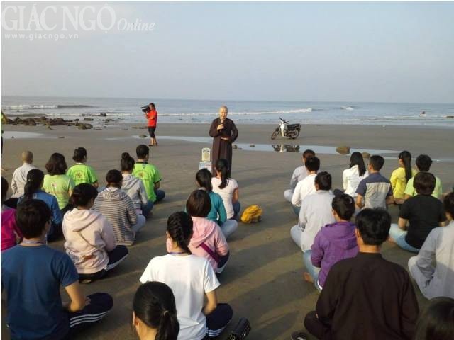 Nhóm Bước Chân Sen hành trì “Tam bộ nhất bái” ảnh 3 bchansen2.jpg