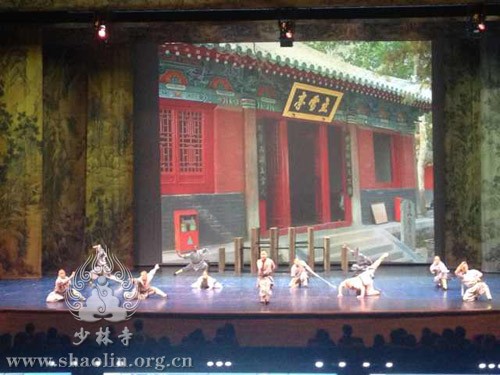 Đoàn võ Tăng chùa Thiếu Lâm biểu diễn công phu ảnh 2 h2.jpg