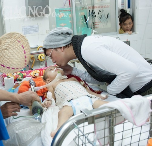 Ca sĩ Sỹ Luân chia sẻ với 400 bệnh nhi nghèo ảnh 1 Sy Luan.jpg