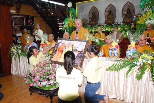 tặng quà cho đđ trú trì.JPG