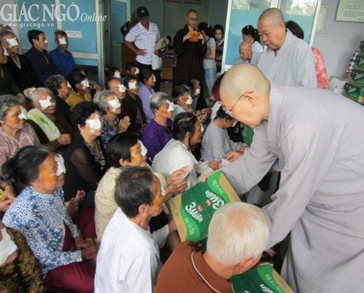 Phẫu thuật 48 ca ghép thủy tinh thể ảnh 1 KH.jpg