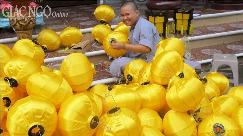Chùa làm lồng đèn, kết kẹo hoa sen đón Tết ảnh 3 Giachue2.jpg