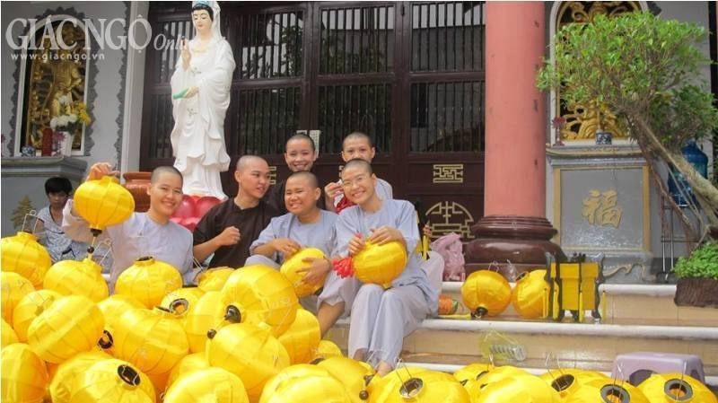 Chùa làm lồng đèn, kết kẹo hoa sen đón Tết ảnh 4 Giachue5.jpg