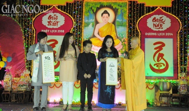 10 năm thiết lễ hoa đăng mừng Phật thành Đạo ảnh 5 1long an 5.jpg