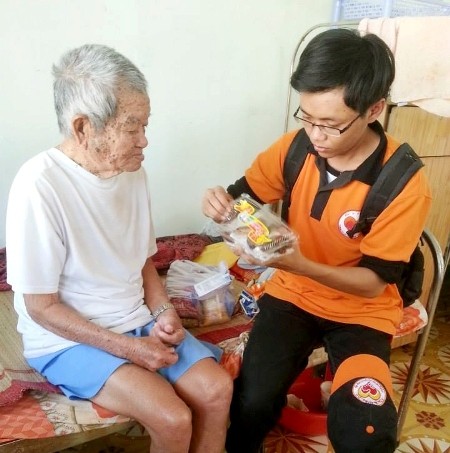 "Trái tim mùa xuân" đến với người già neo đơn ảnh 2 trai tim4.jpg