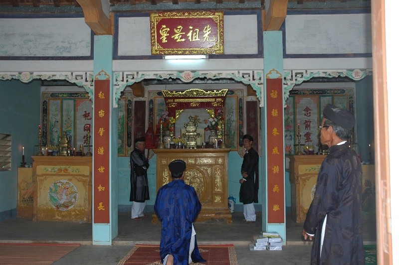 Anh 2_Hoanh Phi treo o nha tho ho Hoang.JPG