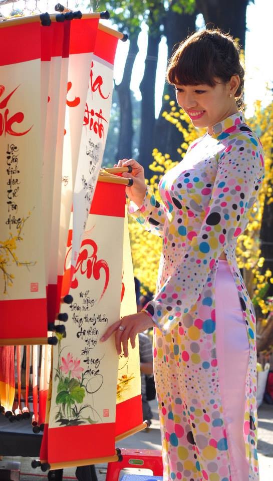 Tà áo lụa đầu xuân ảnh 1 ta ao lua.jpg
