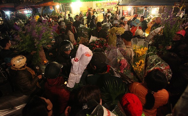 Do hầu như nhà nào cũng cần có hoa, nhu cầu lớn nên giá thành các loại hoa tăng hơn ngày thường.