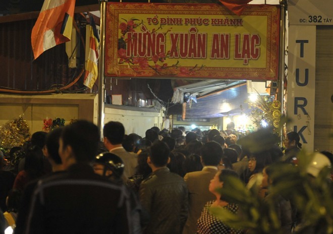 Chùa Phúc Khánh trên phố Tây Sơn lúc 0h30 cũng trong cảnh chật cứng từ ngoài ngõ vào đến bên trong.