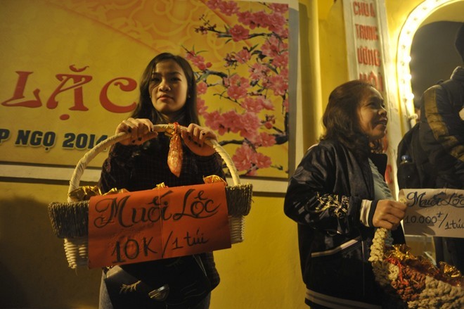 Bán muối ở chùa luôn đắt hàng bởi ai đến đây cũng sẵn sàng bỏ ra 10.000 đồng mua một túi về trong ngày đầu năm mới.