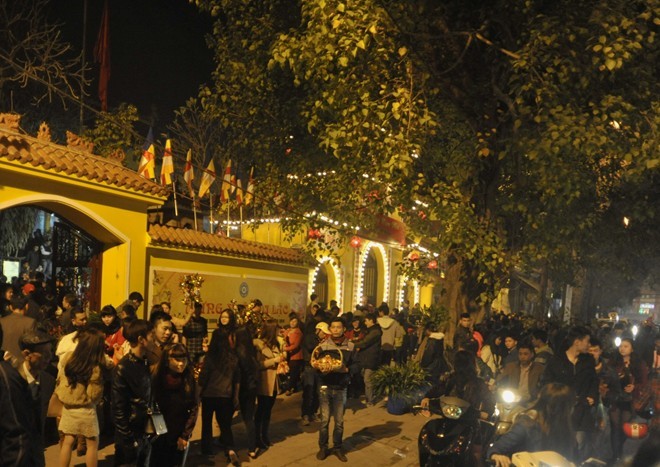 Chùa Quán Sứ là nơi linh thiêng, đông đảo người dân, Phật tử thường về đây mỗi dịp mùng 1 hoặc ngày rằm. Đêm 30 Tết, chùa lại diễn ra cảnh chen lấn người dân đi lễ.