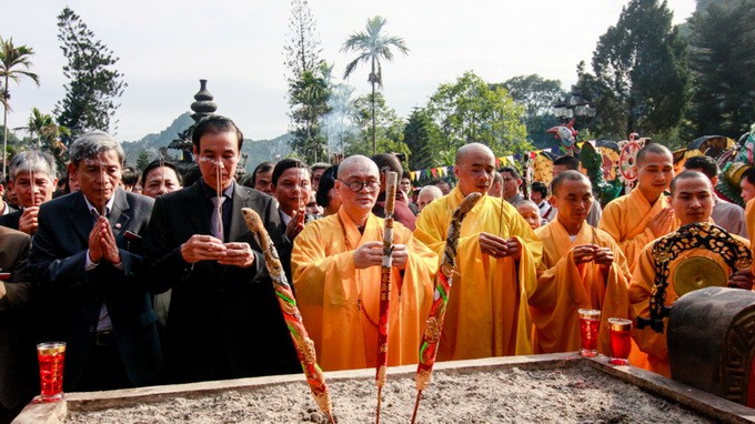 Hơn 5 vạn du khách chen chân trẩy hội chùa Hương ảnh 2 Hơn 5 vạn du khách chen chân trẩy hội chùa Hương ảnh 2