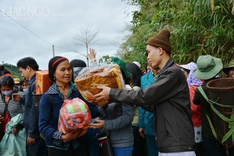Chùa Bà Đa tặng quà đồng bào Cơ-tu ở Quảng Nam ảnh 1 anh 3.jpg