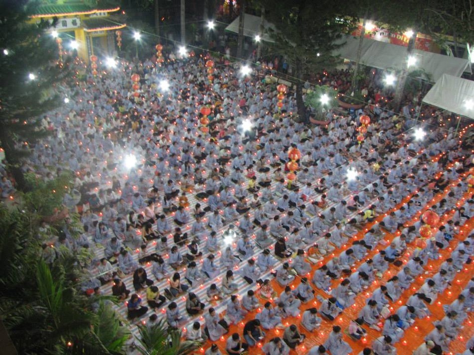 1.000 người về chùa Phước Viên đốt nến cầu nguyện ảnh 3 1 phuoc vien 2.jpg