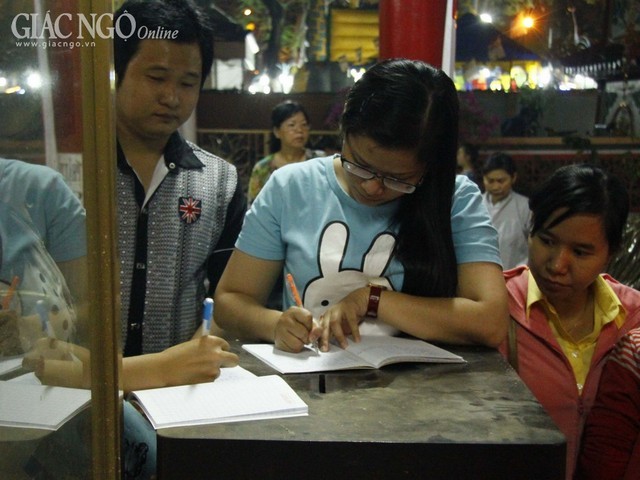 Chùm ảnh: Đêm Nguyên tiêu đi chùa lễ Phật, tụng kinh ảnh 9 _MG_3866.jpg