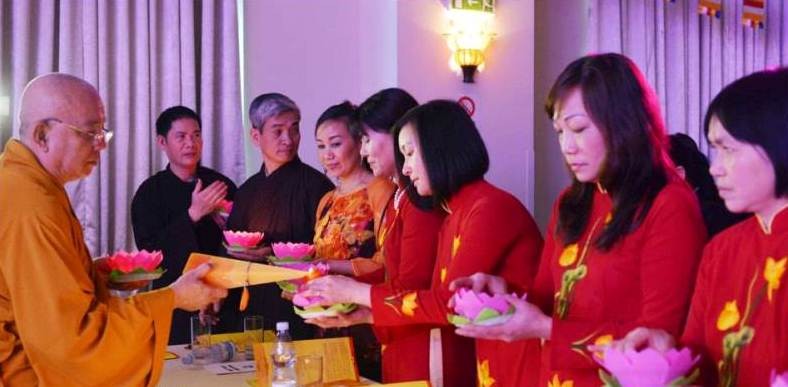 CH Séc: Hơn 600 Phật tử cầu an tại Praha ảnh 3 Praha 12.jpg