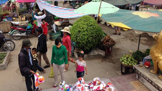Bày bán quần áo và che lều bạt trong chùa Chén Kiểu khiến khung cảnh không khác cái chợ - Ảnh: Chí Quốc imageview_aspx_thumbnailid_691058.jpg